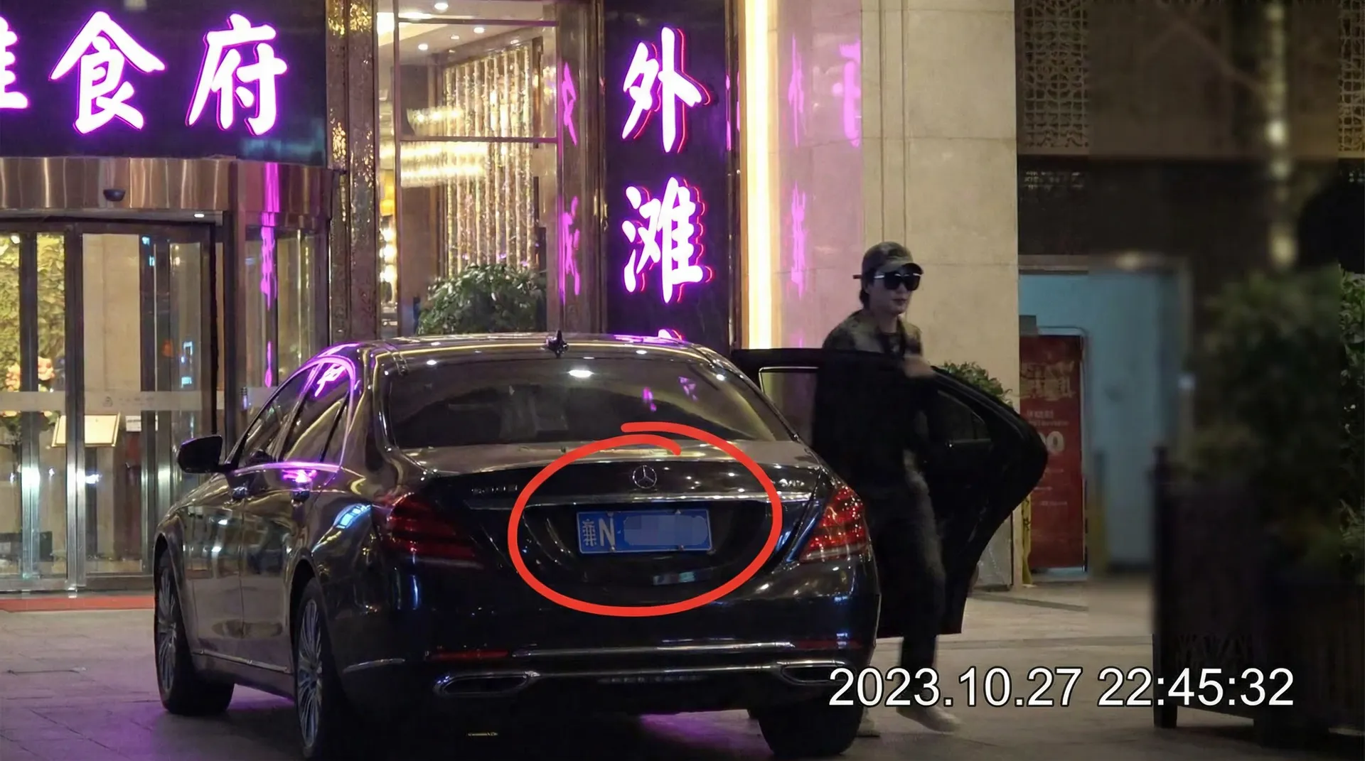 ayx体育网站 - 豪车餐厅外偷拍